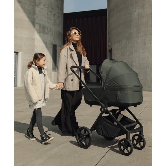Venicci Claro 2in1 Reisesystem inklusive Kinderwagen, Maxi COSI/Cybex Adapter 8-teiliges Bundle - Forest