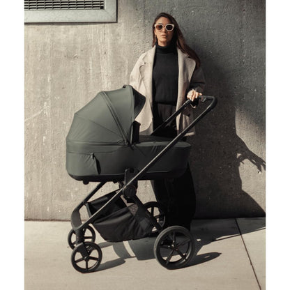 Venicci Claro 2in1 Reisesystem inklusive Kinderwagen, Maxi COSI/Cybex Adapter 8-teiliges Bundle - Forest