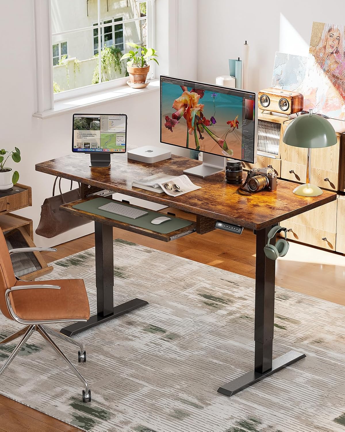 Marsail Elektrischer Stehpult mit ergonomischer Tastaturablage, verstellbarer Schreibtisch mit 69,8 cm bis 118,6 cm Höhenbereich, 4 Speichervoreinstellungen, sanftes und leises Anheben, 121,9 x 61 cm,